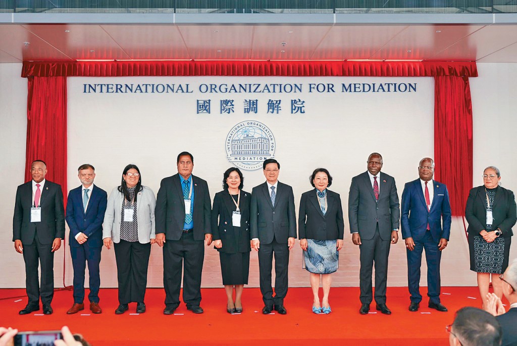 李家超（右五）昨出席國際調解院開業儀式，左五為華春瑩，右四為鄭若驊。