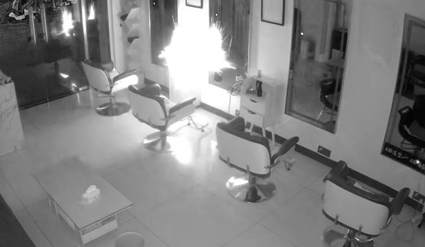 閉路電視拍下剪髮器爆炸的情況。抖音@托尼大叔 閉路電視拍下剪髮器爆炸的情況。抖音@托尼大叔