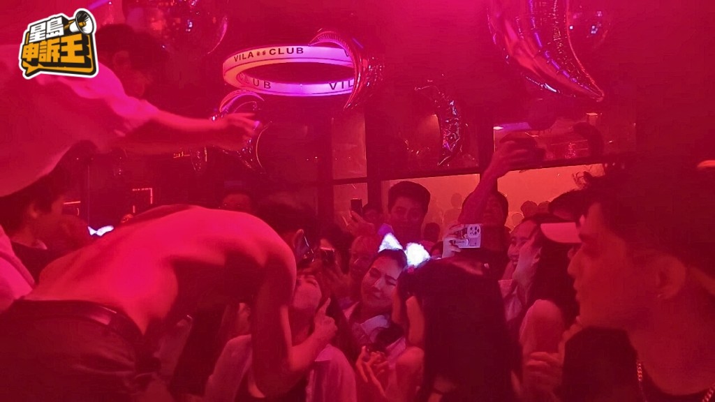 部分獲猛男餵糖的女顧客，雙目緊閉狀甚陶醉。