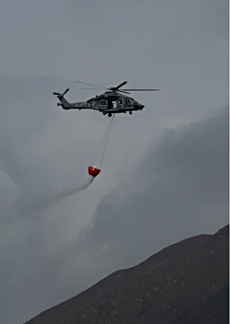 政府飛行服務隊直升機協助救火。網片截圖