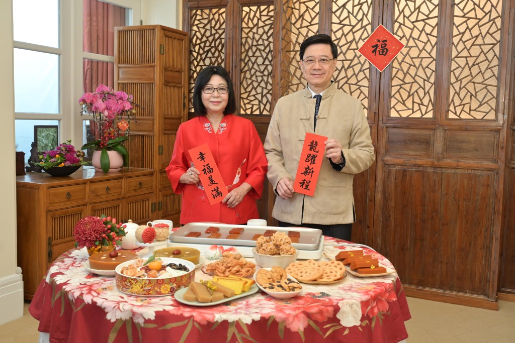 李家超（右）与夫人（左）祝愿香港市民龙年家肥屋润，心想事成，龙精虎猛。