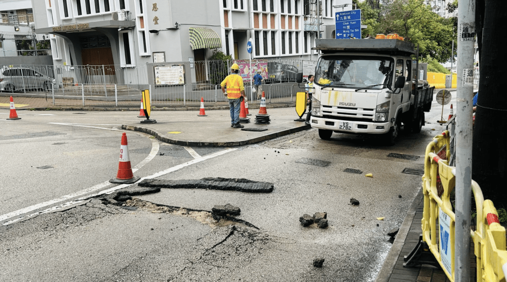 广播道1号对开马路因地下水管爆裂，导致路面凹陷。蔡楚辉摄