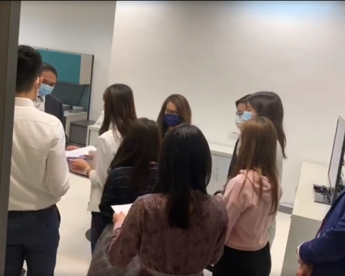 有線港聞員工向新聞及公共事務副總經理許方輝遞交辭職信。網上截圖
