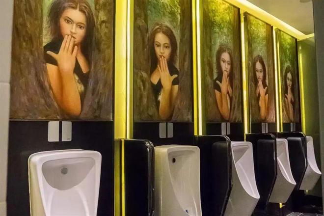 在男洗手间内，亦画上5名正在掩嘴的女子。网图