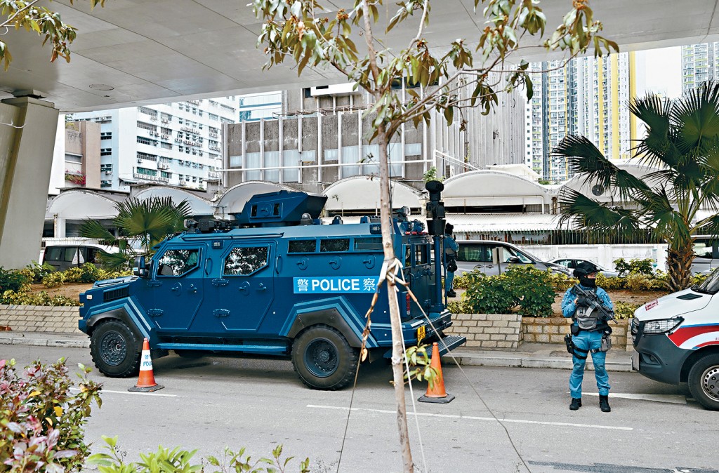 黎智英由囚车押解至法庭判刑，法庭外戒备森严。