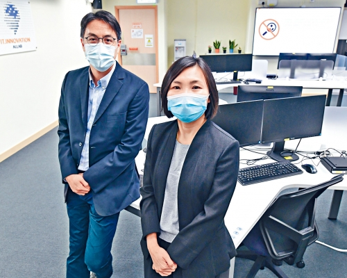 ■醫管局李璧堅及彭育華介紹「數據實驗室」情況。