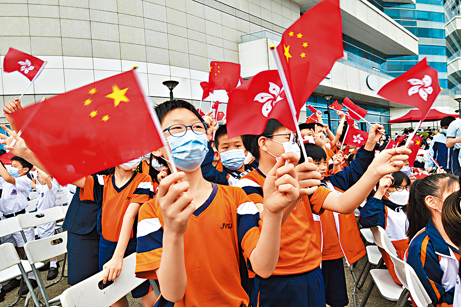 因應《區旗及區徽條例》修訂,教育局新指引要求學校教授區旗、區徽的象徵意義和使用規範等。