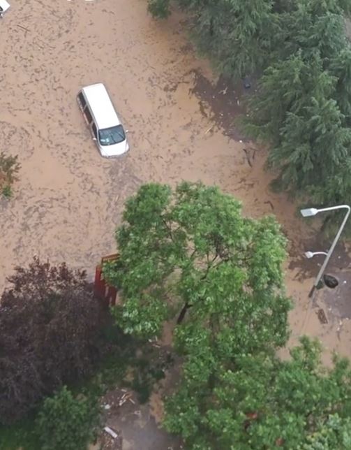 陝西寶雞暴雨引發洪水，凌晨沖走逾20車輛。