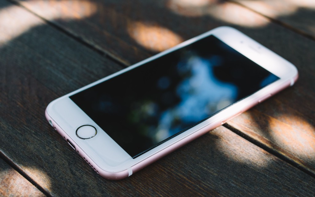 有传明年会推出升级版Touch ID，但Home键不会重临。