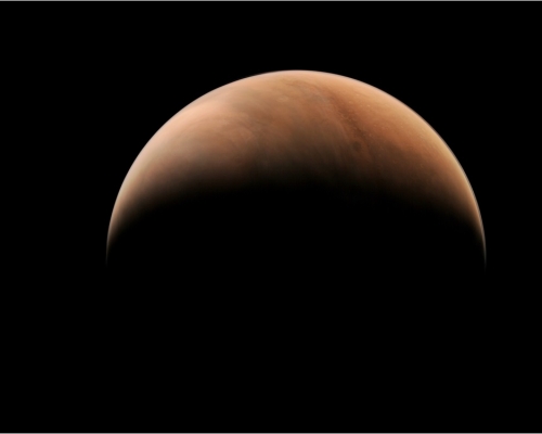 「天問」攝得火星側身圖片。新華社圖片