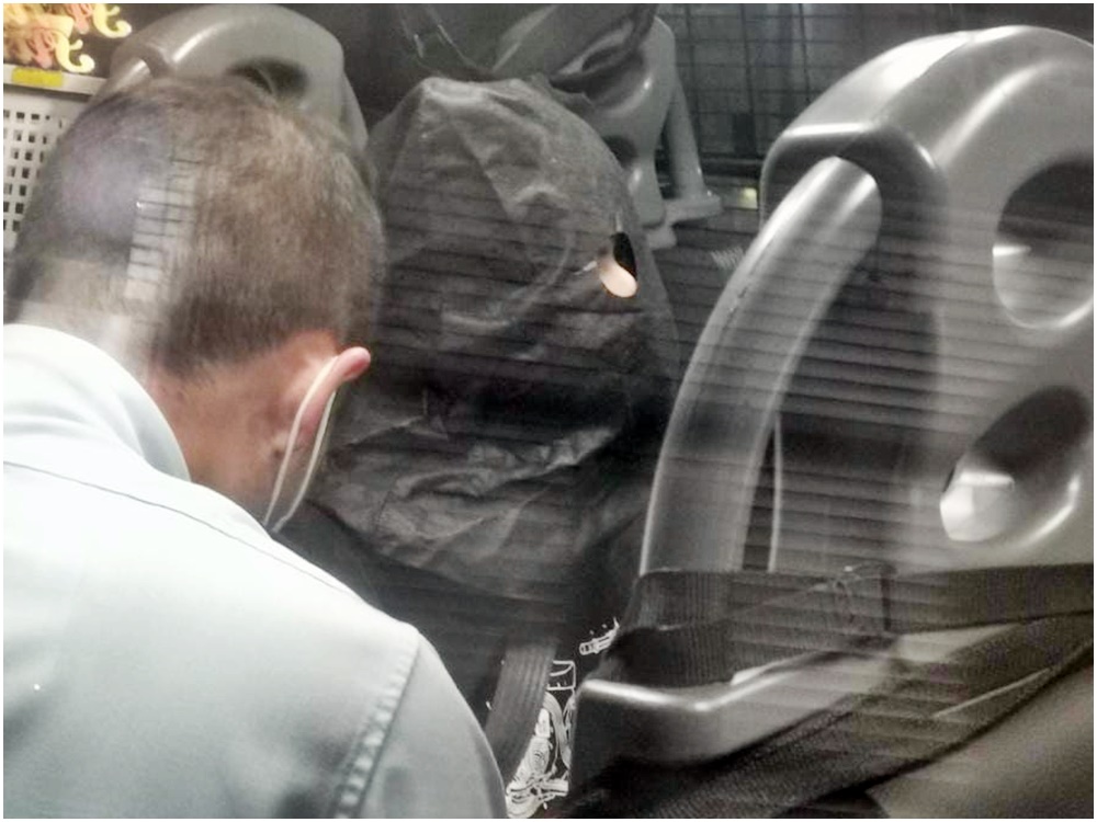男司機(小圖)被黑布蒙頭帶上警車。