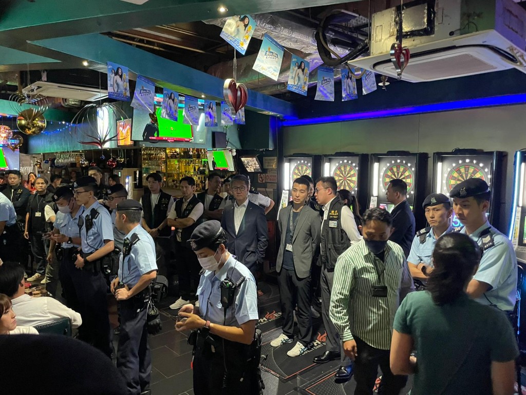 俗稱O記的有組織罪案調查科人員在屯門娛樂場所高調巡邏查牌，警務處處長蕭澤頤(圖中穿灰西裝)在場視察。