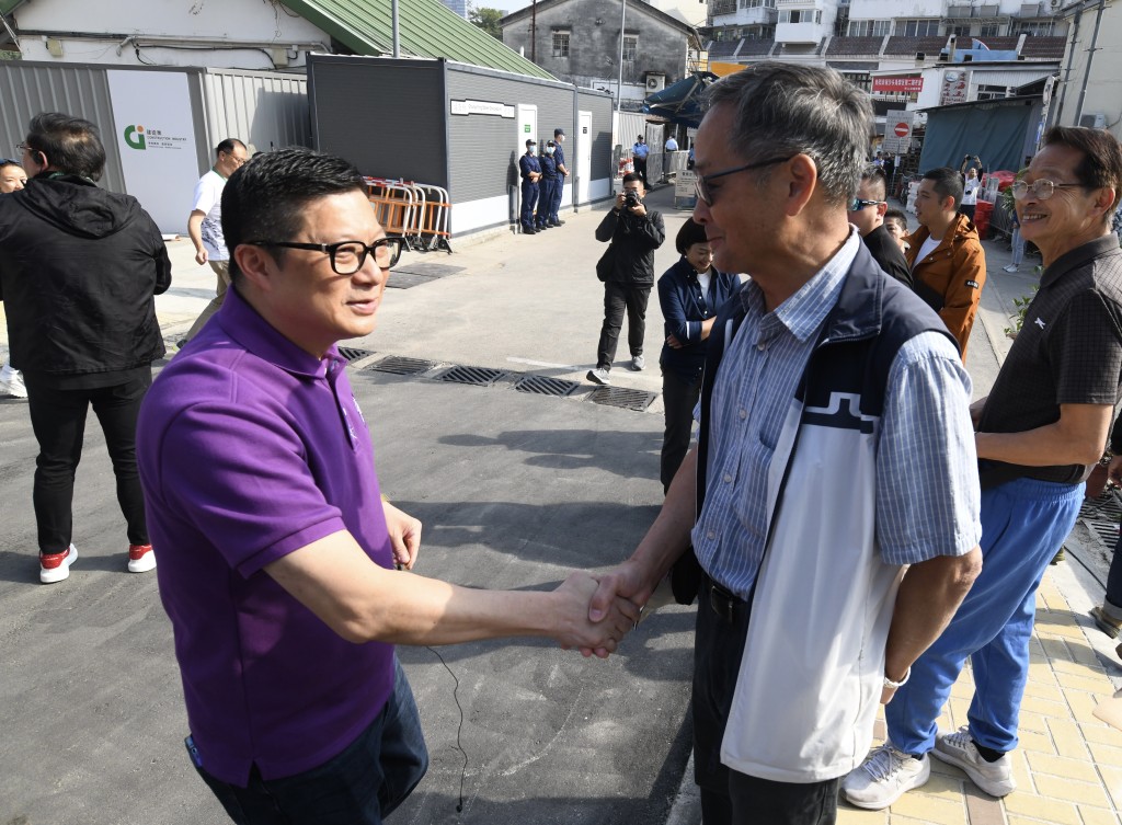保安局局長鄧炳強（左）帶團參觀中英街。何君健攝