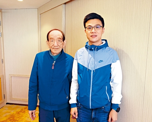 「鋪王」鄧成波(左)表示，疫市「百年不遇」，惟他們勇於應對。旁為鄧耀昇。
