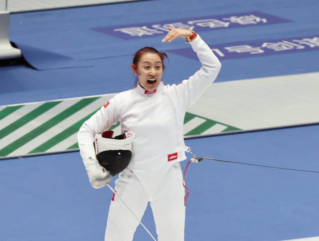 佘佘贏徻銅牌戰後,以半個心型手勢多謝觀眾席上的支持者。徐嘉華攝 佘佘贏徻銅牌戰後,以半個心型手勢多謝觀眾席上的支持者。徐嘉華攝