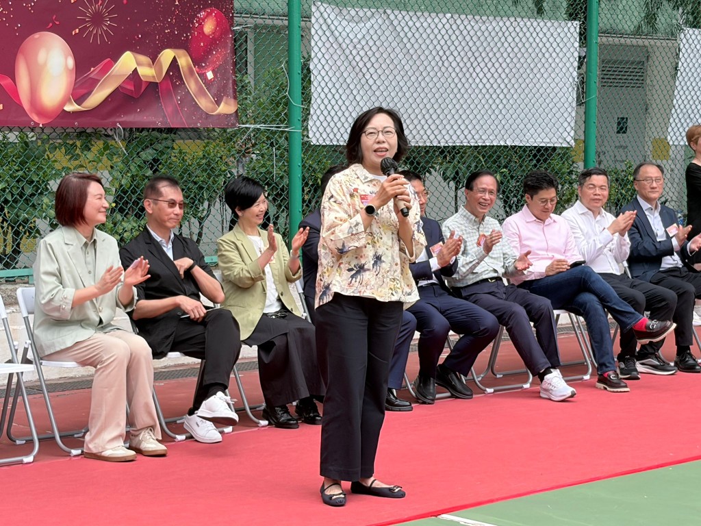 開幕典禮獲民政及青年事務局局長麥美娟、房屋局局長何永賢、教育局局長蔡若蓮擔任主禮嘉賓。 開幕典禮獲民政及青年事務局局長麥美娟、房屋局局長何永賢、教育局局長蔡若蓮擔任主禮嘉賓。
