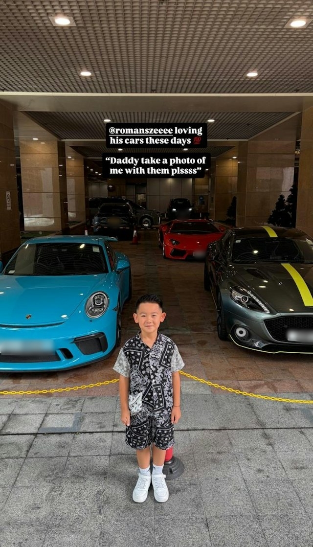 梁靖琪老公為兒子在一堆名車前打卡。 梁靖琪老公為兒子在一堆名車前打卡。