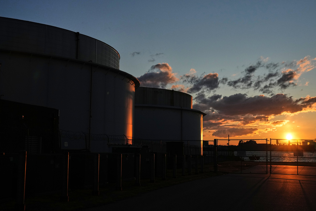 沙特石油官員預測，油價極可能突破180美元大關。（美聯社）