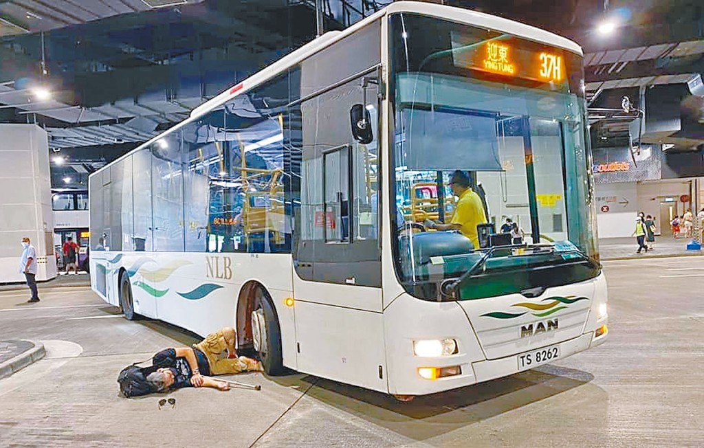 義肢漢雙腳被巴士右車輪輾過倒地。