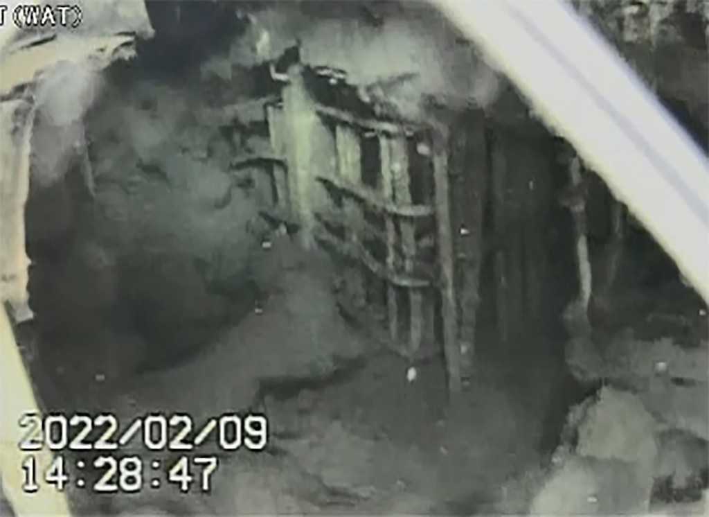遥控潜水机械人拍摄的福岛核电厂受损区域，图中似乎是受损最严重的反应堆的底部。 美联社