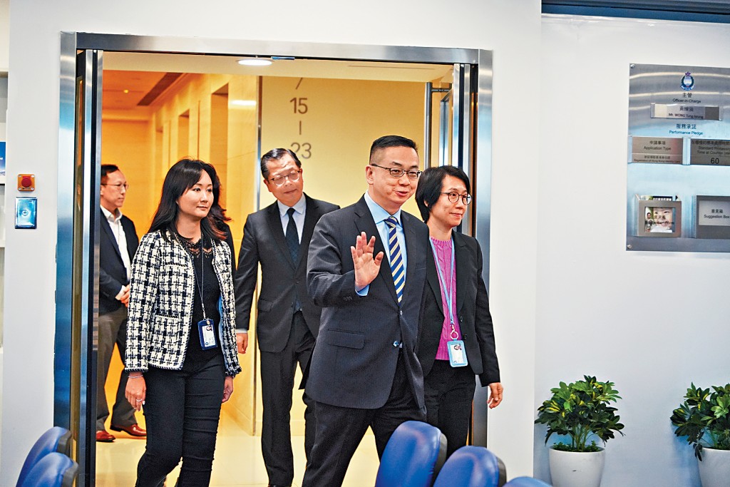 入境处处长郭俊峰（右二）在副处长（执法、系统及管理）戴志源（右三）陪同下，到入境处人事登记处观塘（临时）办事处视察。