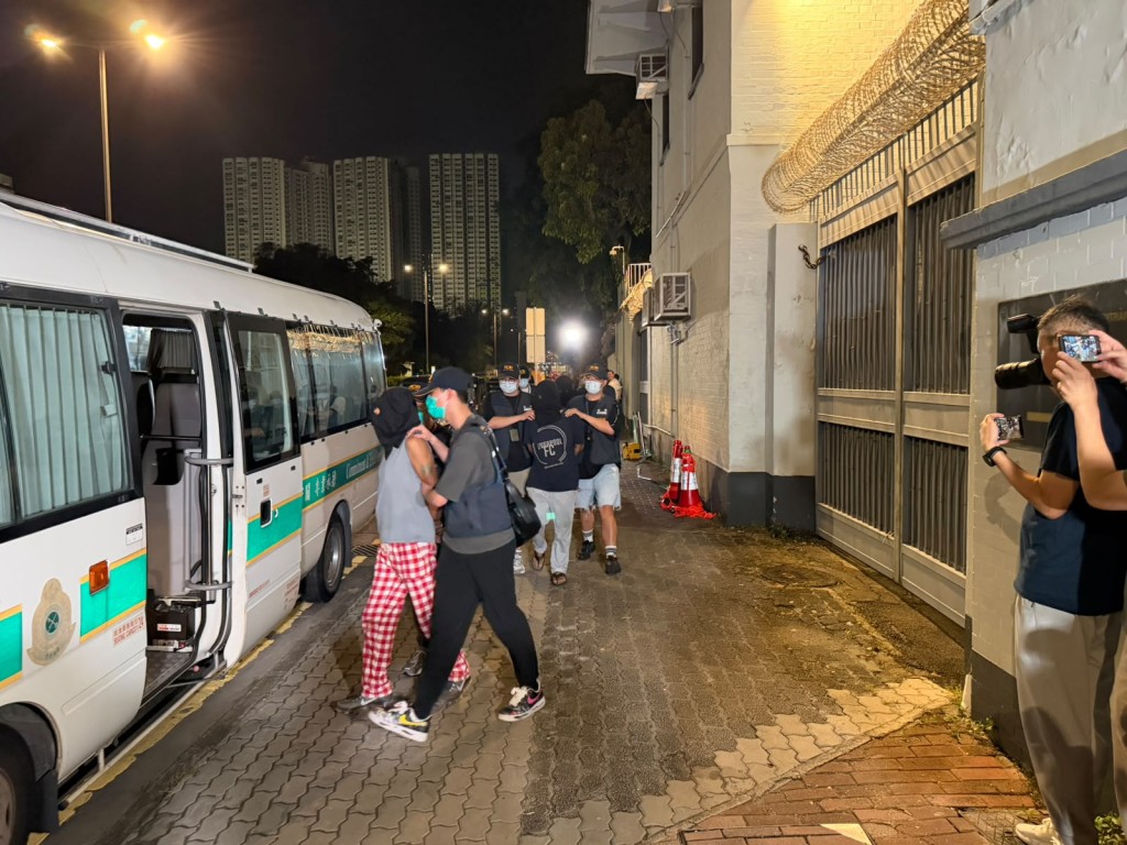 行動中,海關共拘捕27名男女,當中4人為持「行街紙」的南亞裔人士。曾志恒攝 行動中,海關共拘捕27名男女,當中4人為持「行街紙」的南亞裔人士。曾志恒攝