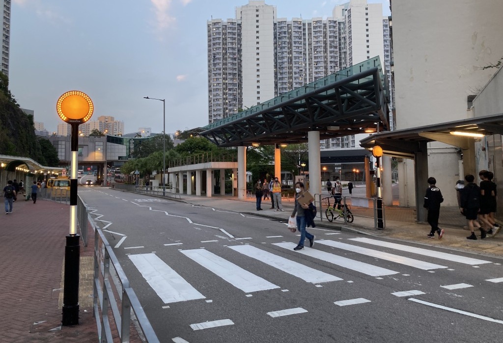 市民應習慣使用斑馬線過馬路。 市民應習慣使用斑馬線過馬路。