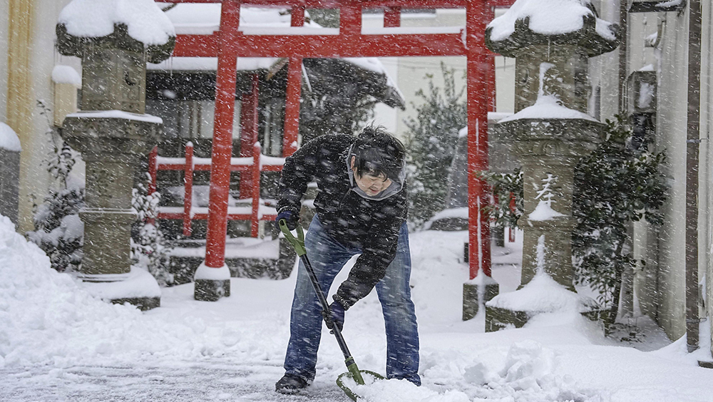 降雪和寒冷天气影响日本大部分地区，影响公路、航空和火车服务。AP