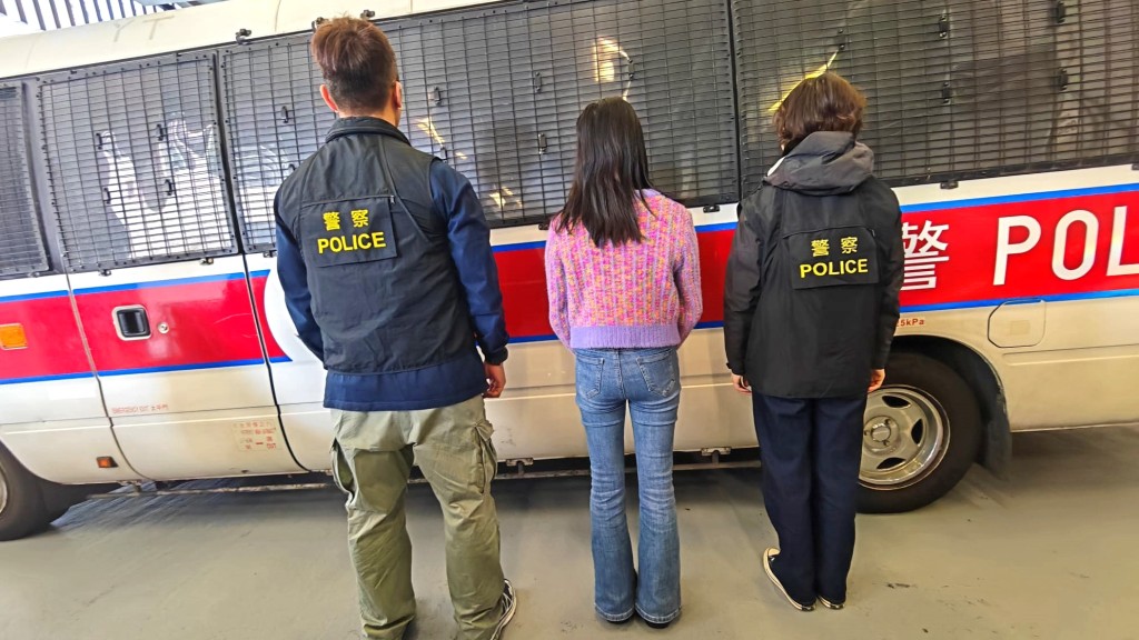 被捕女子帶署調查。