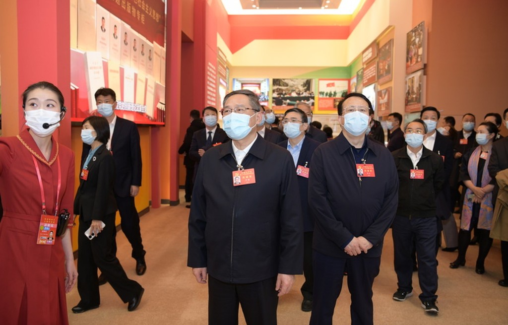 李强（前中）10月17日率领市长龚正等上海团代表在北京参加十年成就展览，并在上海展区驻足察看。资料图片