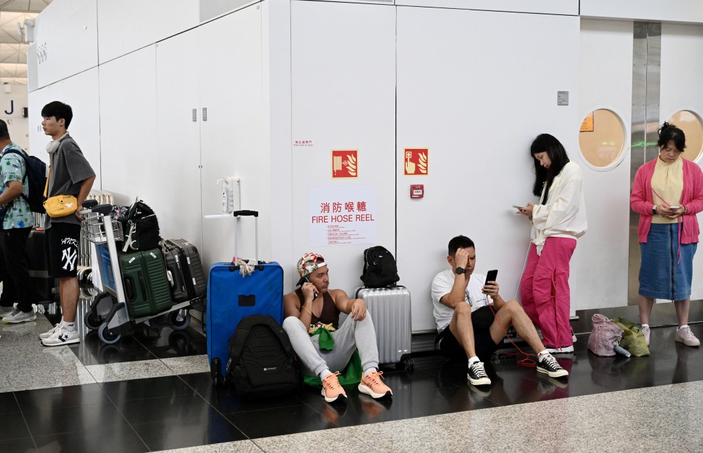 多名旅客被迫滯留。