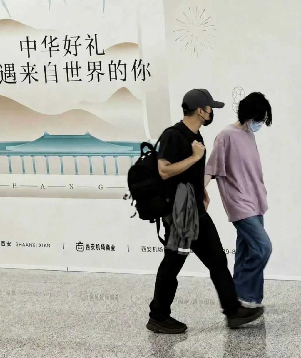 霆鋒多次凝望對方。