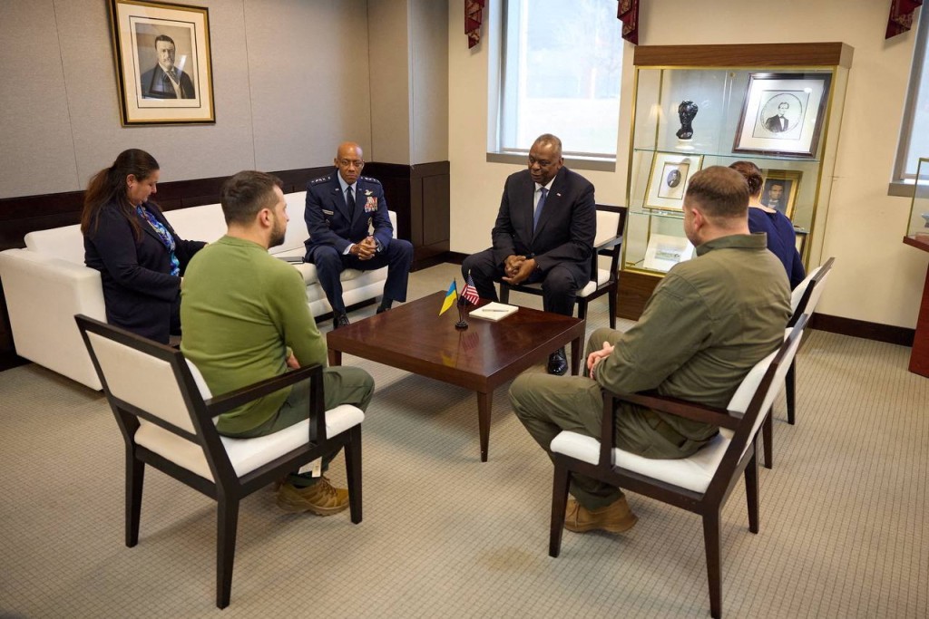 泽连斯基（左一）在美国国防大学与美国防长奥斯汀等人会面。路透社
