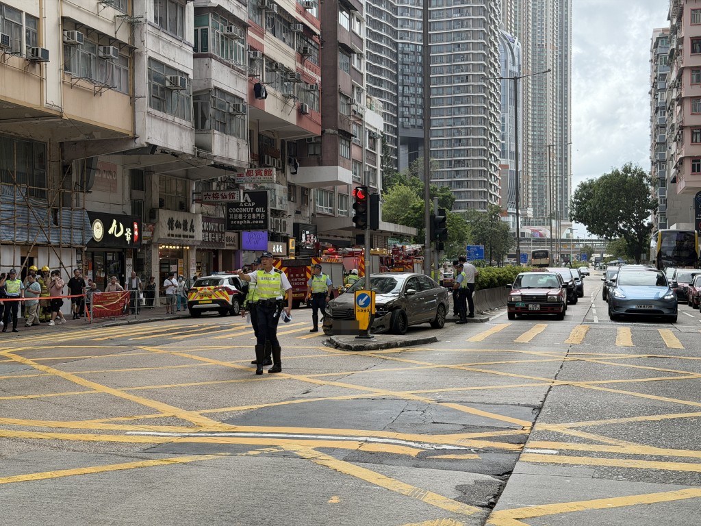 另一灰色私家車停在安全島中間。梁國峰攝