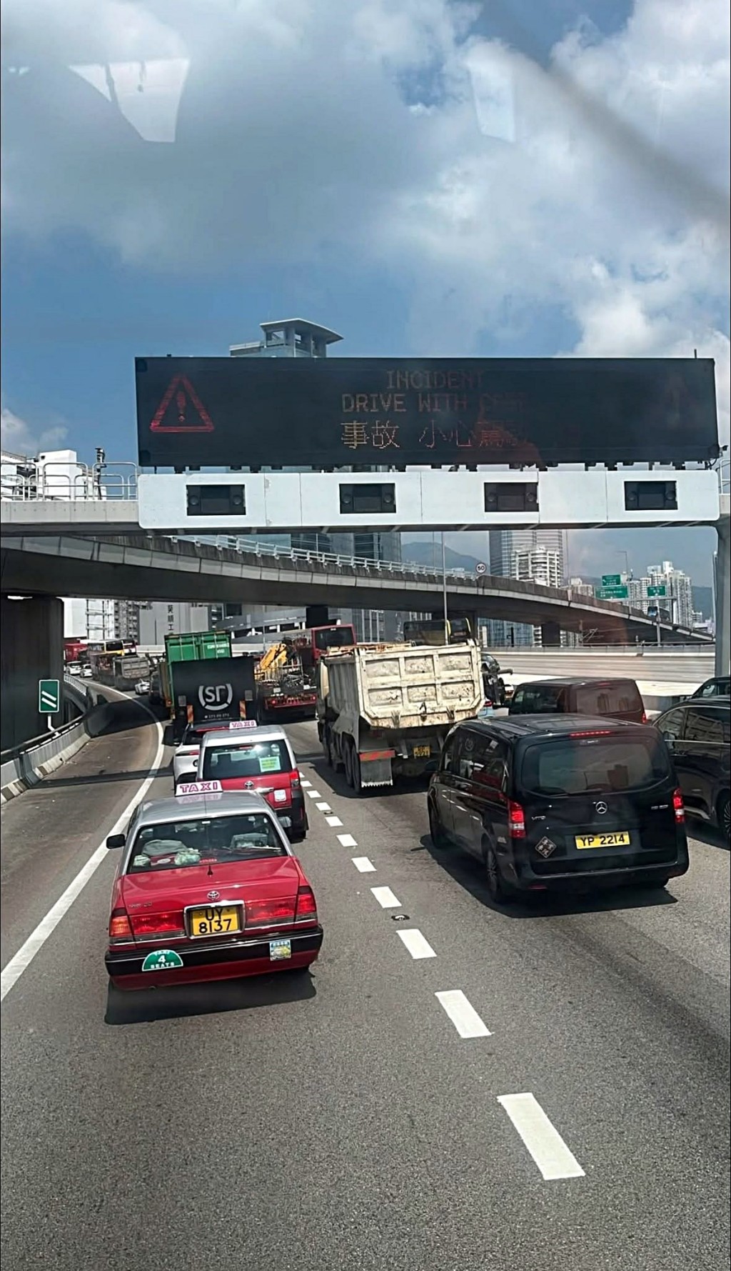 現場交通擠塞。網圖 現場交通擠塞。網圖