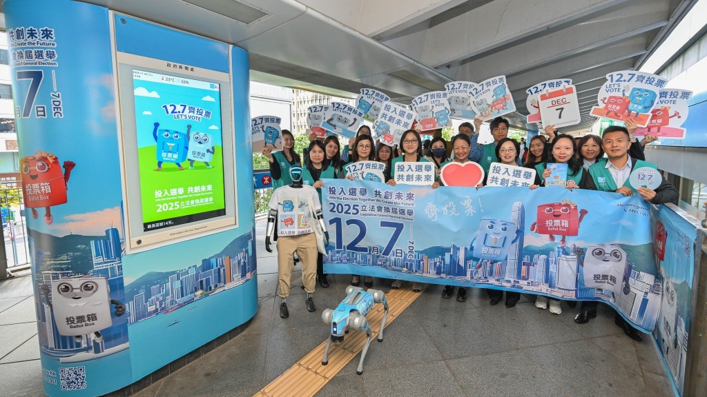 立法会选举︱新闻处长廖李可期政总洗楼吁投票 再沿中环行人天桥派传单