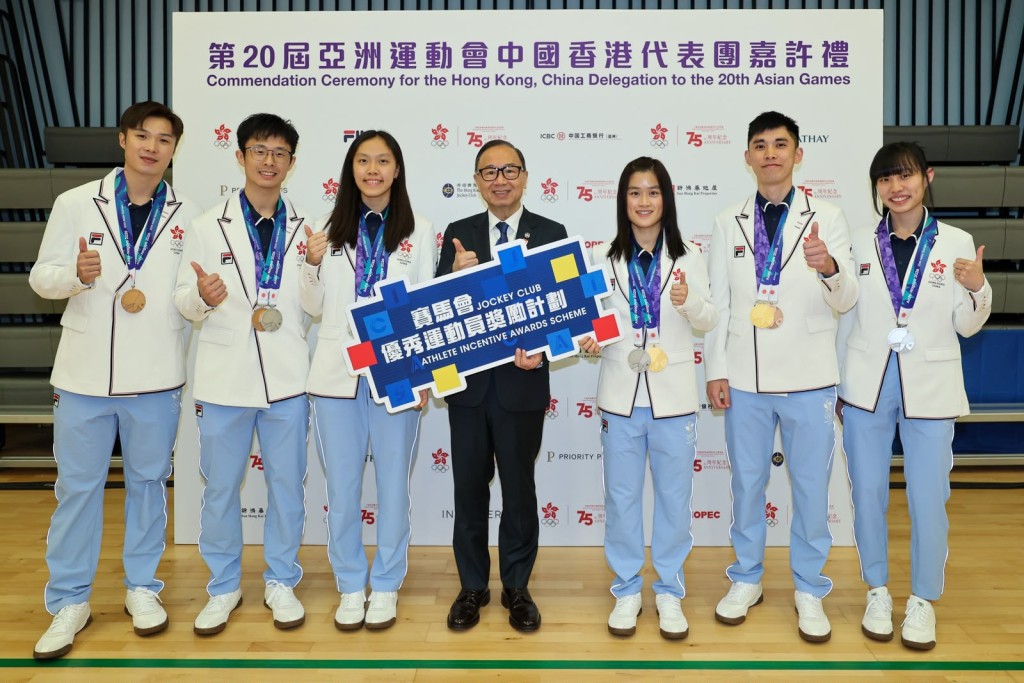 香港赛马会主席廖长江祝贺壁球代表。照片由马会提供