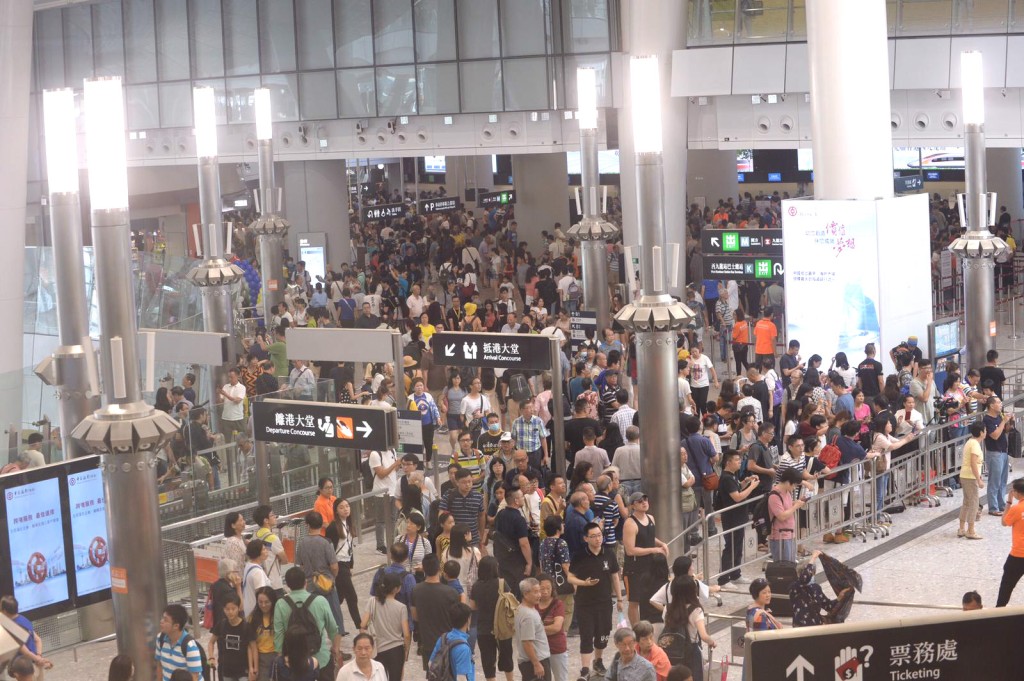 西九龍站下午人流增加。