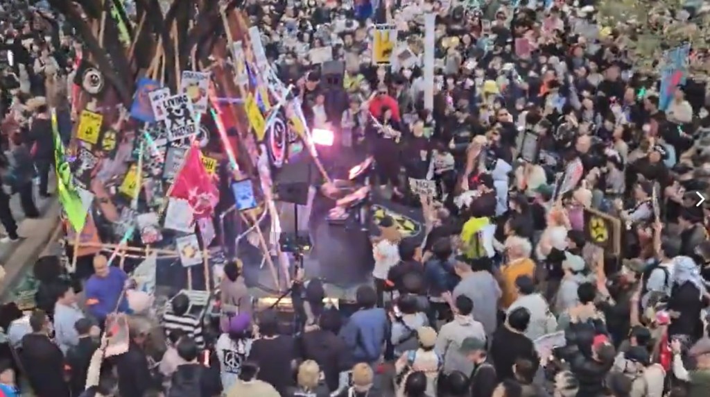 现场连续两日有民众集会。