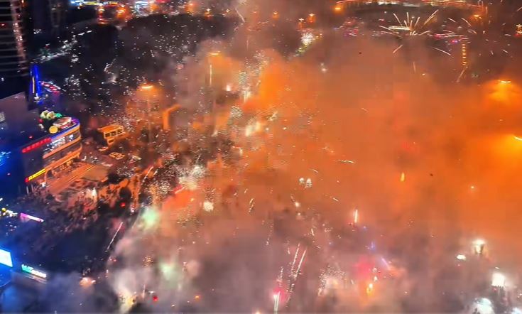 湖南吉首居民過去在跨年或農曆新年等大節日，也會湧到廣場放煙花爆竹。