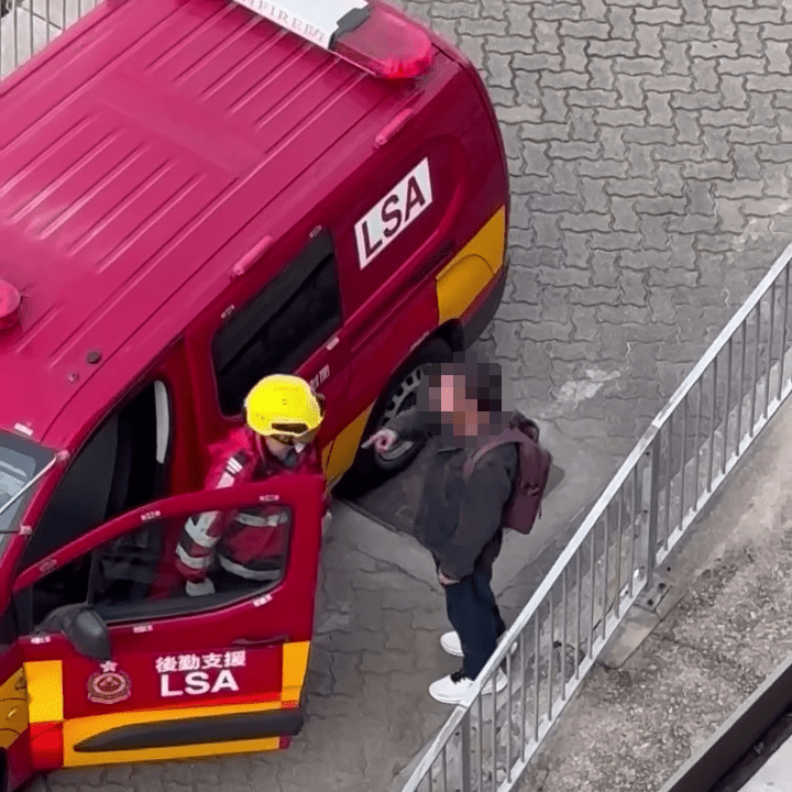 男子繼續無理取鬧，稱「你出市民糧㗎」、「無嘢做你就躝」。