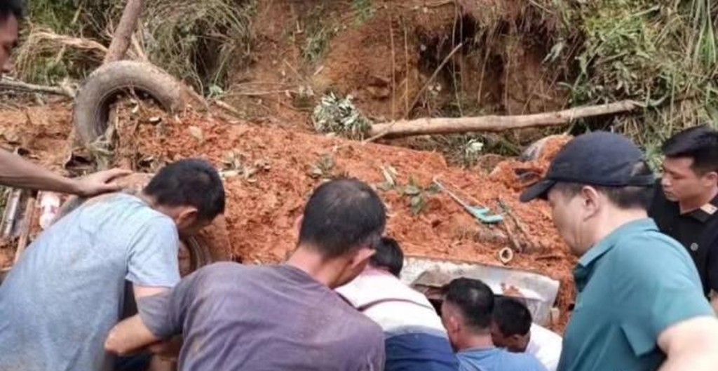 梅州市平远县的一处县道上传来微弱的呼救声，路过的村民顺声找去，发现居然来自路旁滑坡形成的土堆中。