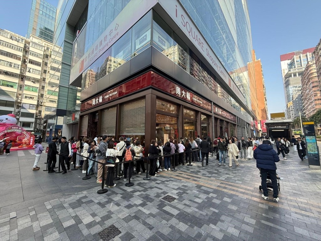 新周大福迪士尼經典系列「Mickey and Friends」金卡盲盒今發售，吸引大批粉絲到場。周大福提供