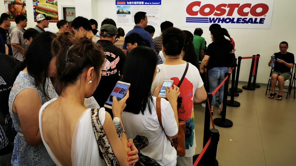 上海民眾為了逛Costco大排長龍做會員。 路透社