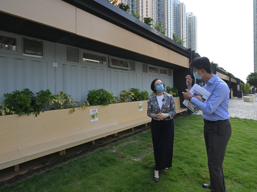 陳肇始上周到天水圍視察食環署天幕街市。