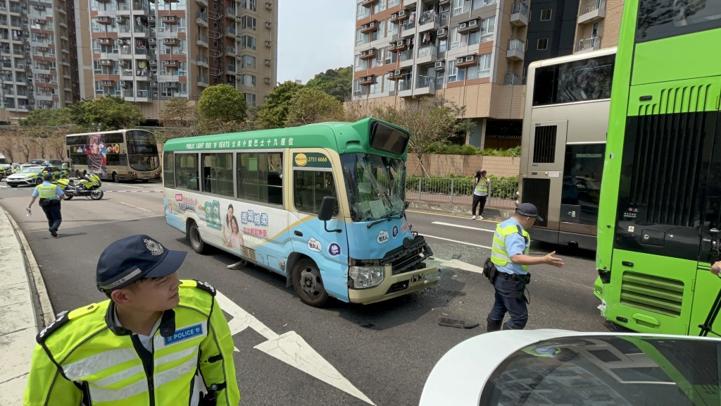 小巴左车头严重损毁。杨伟亨摄