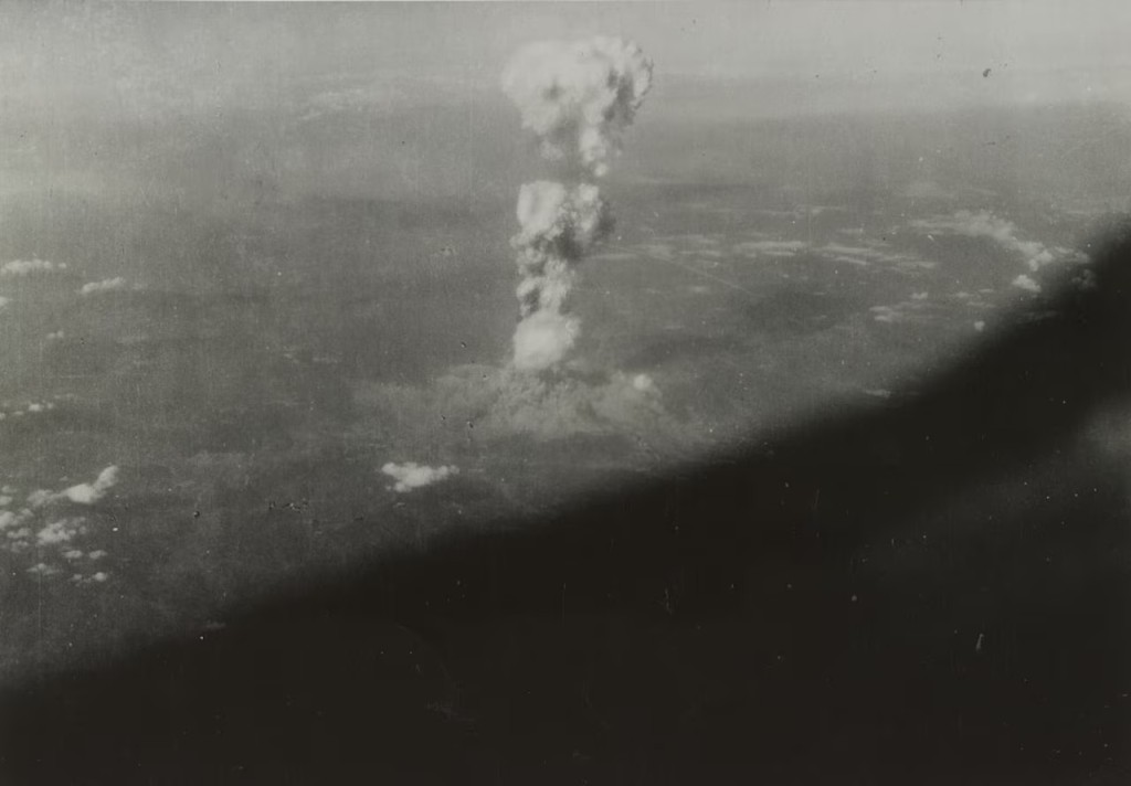 1945年8月6日，美军B-29轰炸机在广岛上空投下第一颗原子弹后的蘑菇云。 美国国防部网站