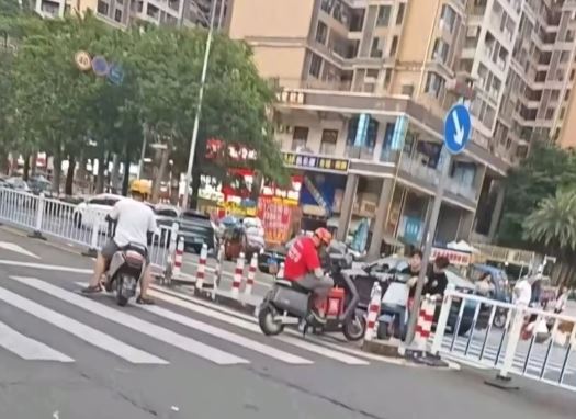 惠州外賣哥與鐵騎士鬥氣，在路中心互頂不讓4小時到天黑。網圖