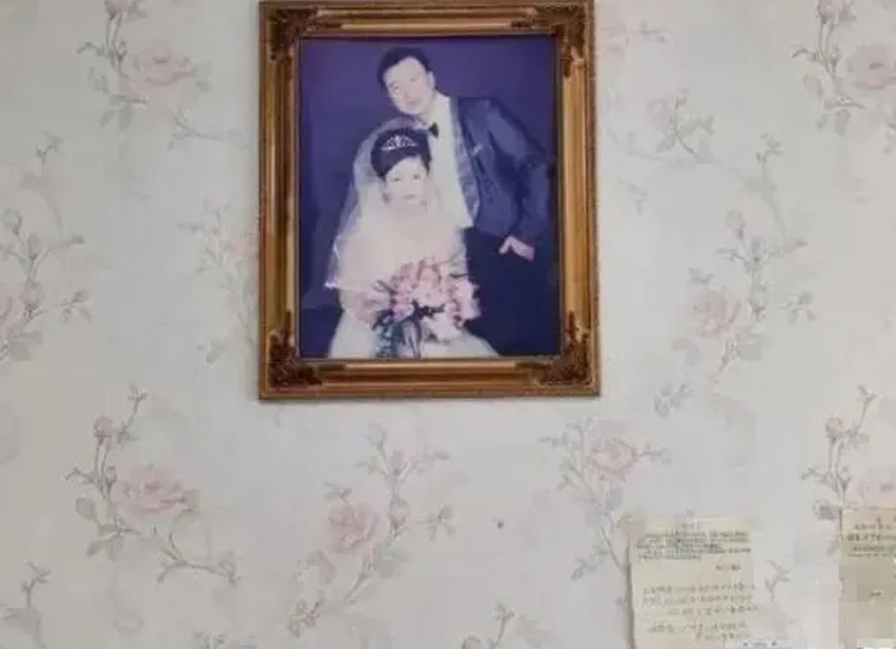 孙红霞在婚照下贴上写下的《立言状》，以此激励自己。