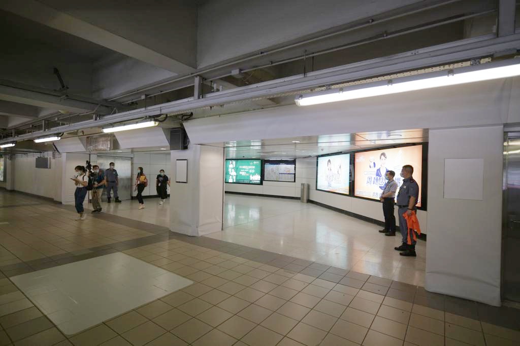 在紅磡站東鐵線轉乘西鐵線，須經由車站大堂前往新月台。
